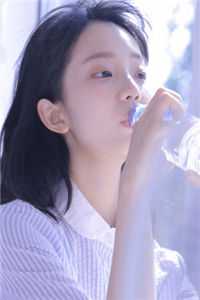 穿成失忆总裁女友，我带大佬摆摊抖音热门